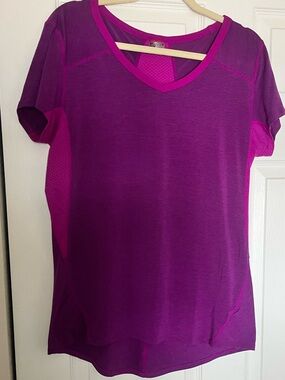Marmot Women's Short Sleeve V-Neck Performance Tee - Magenta/Purple Size Large